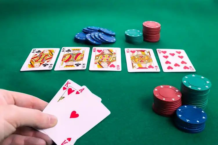 Slotes APP Myanmar Smartphone မျက်နှာပြင်တွင် Slot Games ကစားနေသည့် မြင်ကွင်း